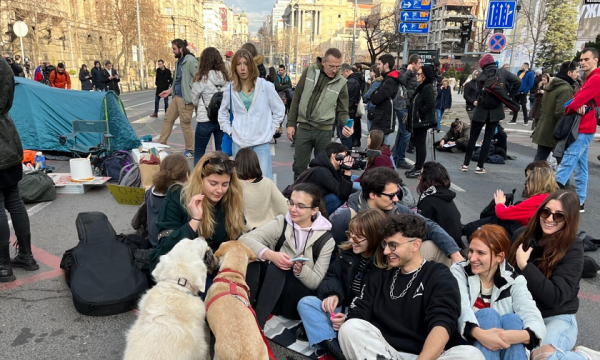 Studentët bllokojnë për 24 orë qendrën e Beogradit, kërkojnë hapjen e listës së votuesve