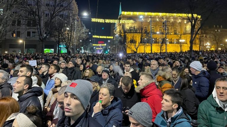 Opozita në Serbi në grevë urie, kërkon anulimin e zgjedhjeve