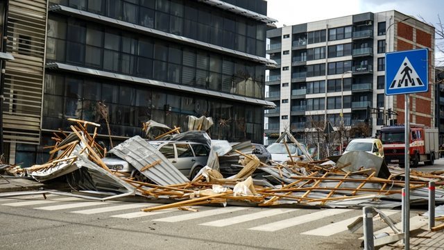 Lajmëron komuna: Po punohet në kulmin e objektit, ndalohet parkimi i veturave në parking dhe afërsi