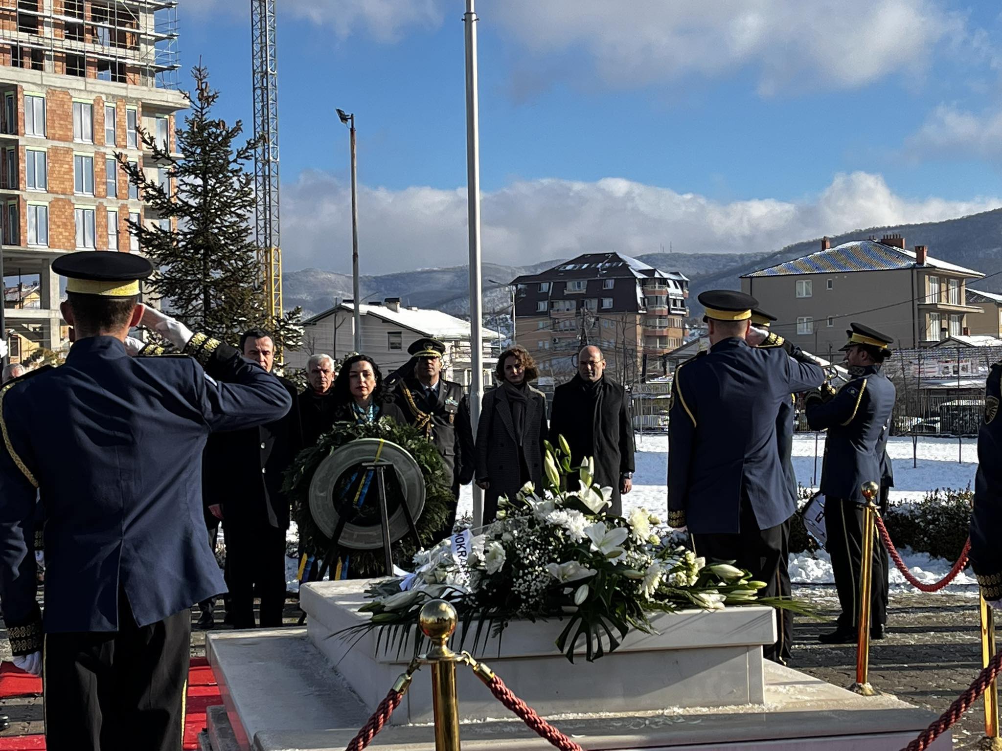 Osmani dhe Kurti bëjnë homazhe te varri i Ibrahim Rugovës