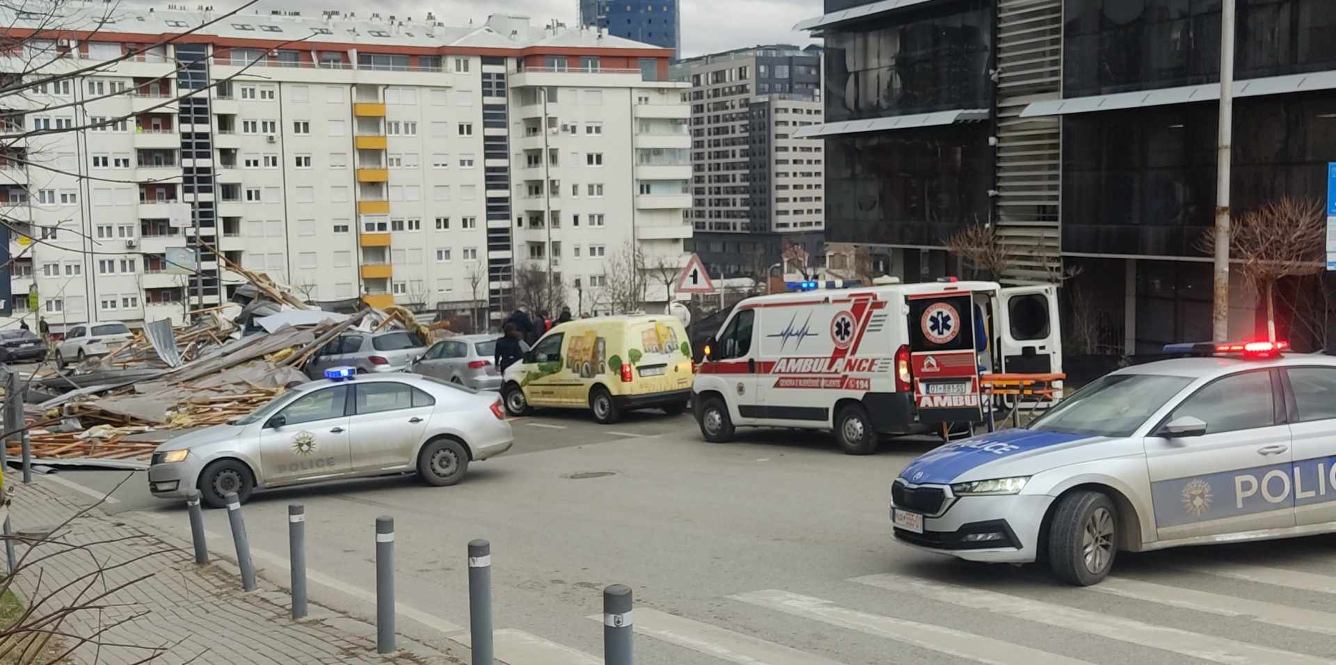 Pamje nga vendi ku ka rënë kulmi i objektit të ri të Komunës së Prishtinës (Video)