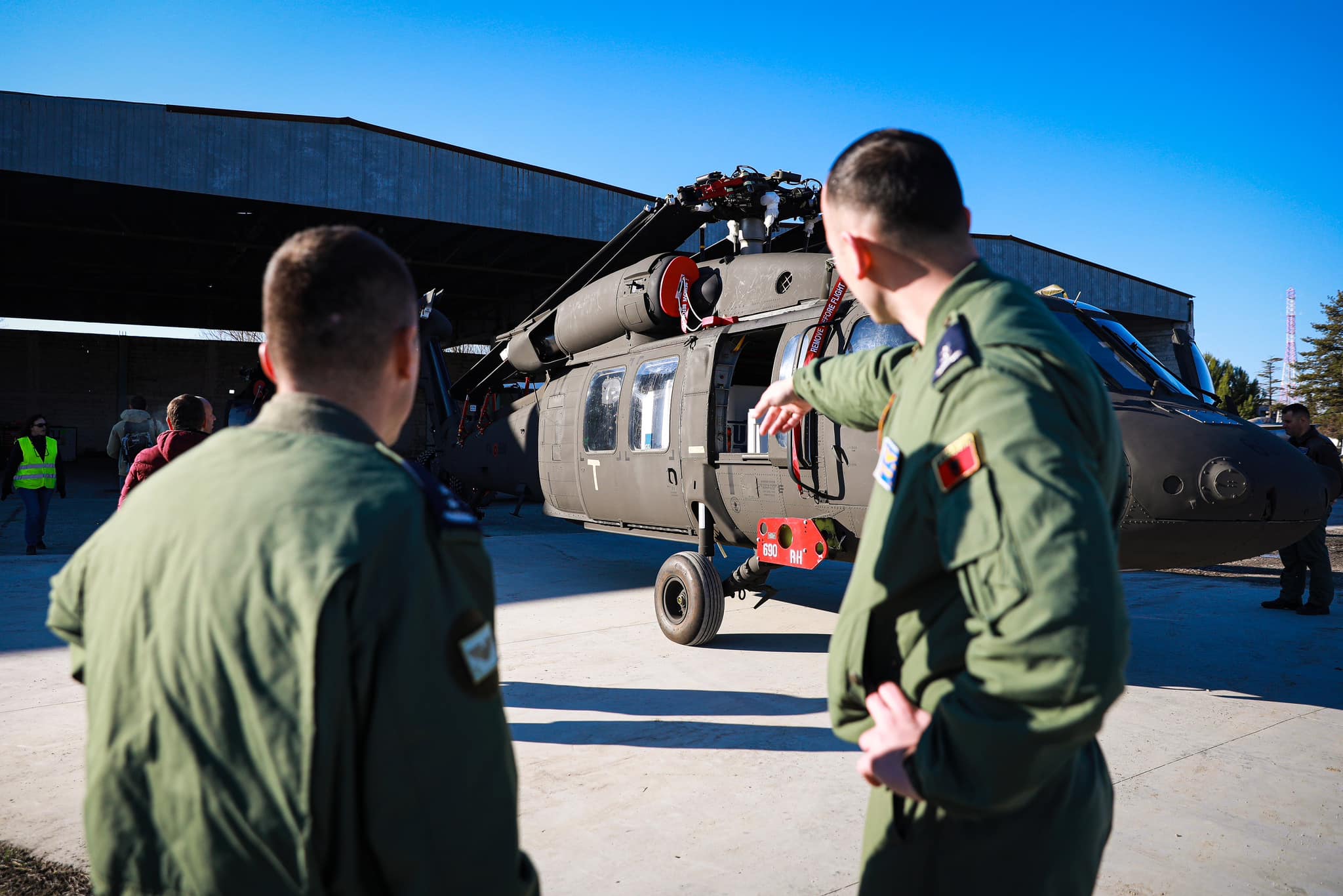 SHBA e quan historike, arrijnë në Shqipëri helikopterët amerikanë ‘Black Hawk’