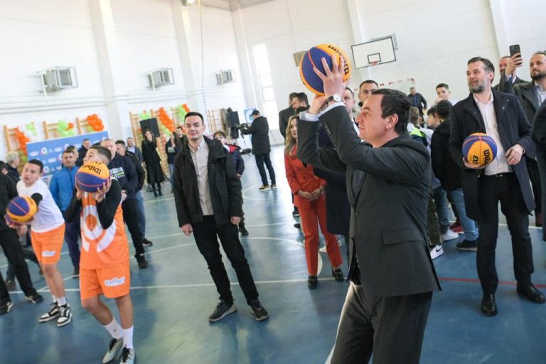 Kryeministri Kurti teston talentin e tij në basketboll