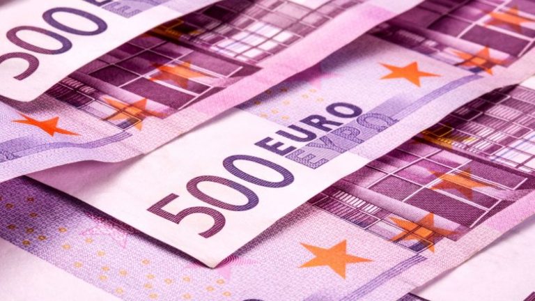 Deponon 11 mijë euro në bankë në Prishtinë, 5 kartëmonedha nga 500 konfiskohen si të falsifikuara