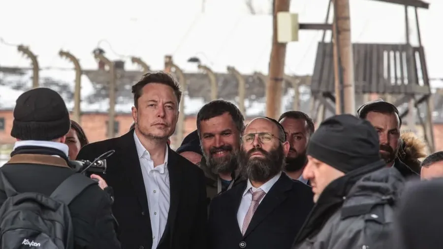 I ‘tërhoqën veshin’ për qëndrimet e mbajtura, Elon Musk viziton Aushvicin