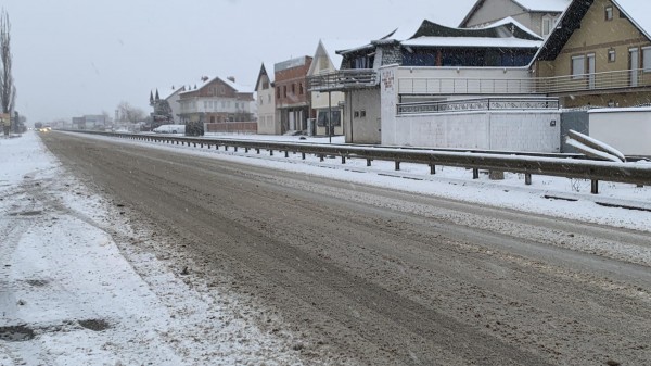 ​Bora vështirëson qarkullimin e automjeteve në disa rrugë