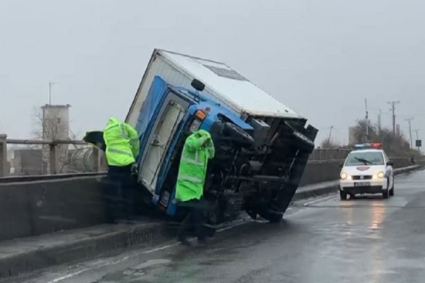 Era e fortë në superstradën Lezhë-Milot, kamioni përmbyset në anë të urës