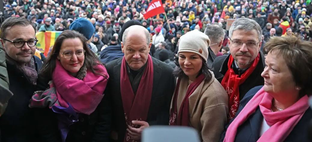 Scholz dhe Baerbock marrin pjesë në protestë, motoja ‘mbroni demokracinë’