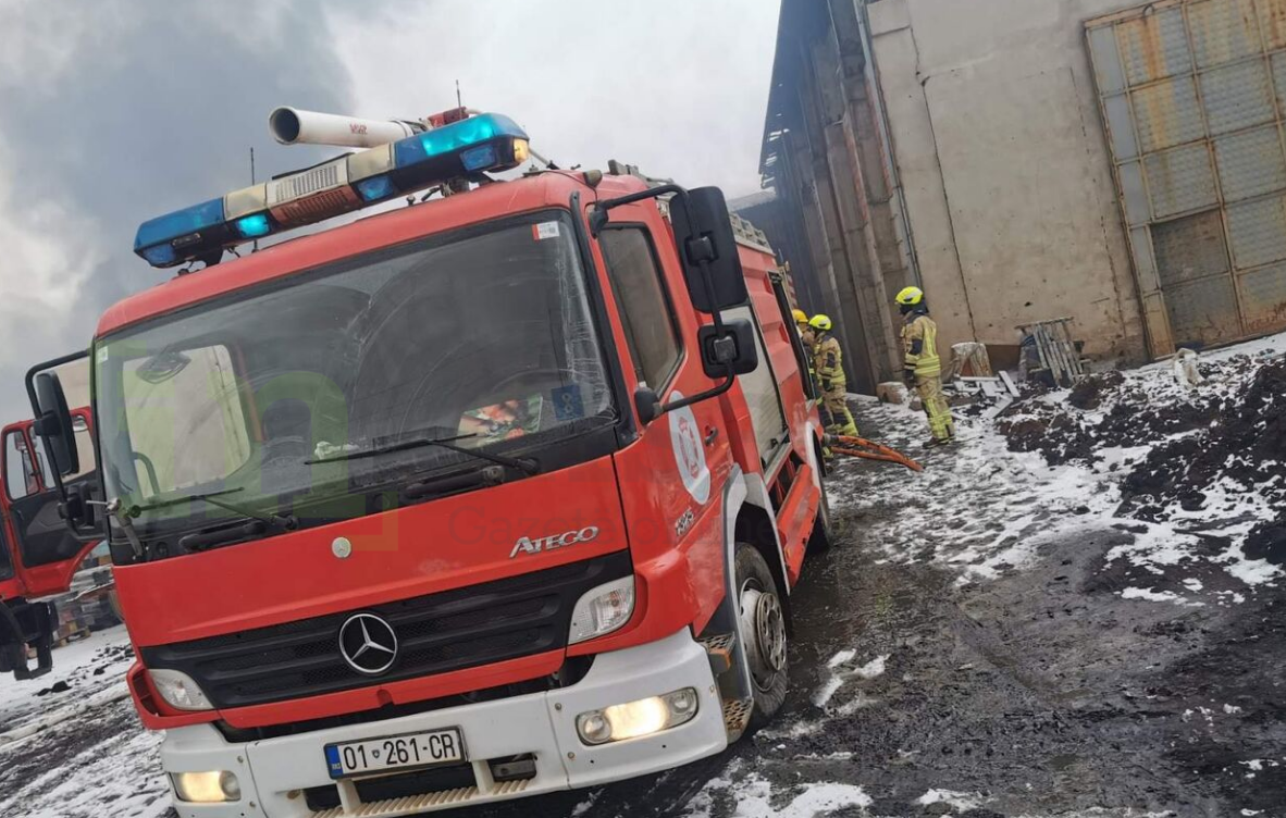 Përfshihet nga zjarri një depo në Drenas, policia jep detajet