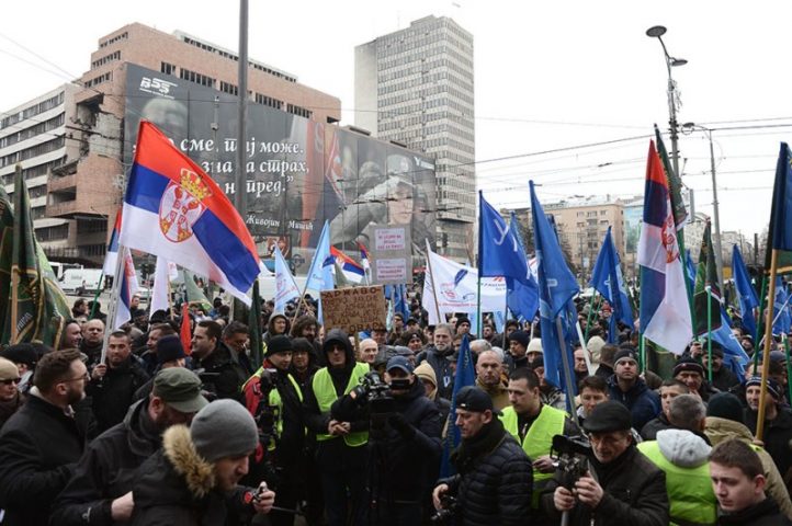 Serbi: Mijëra persona protestojnë kundër rezultatit zgjedhor