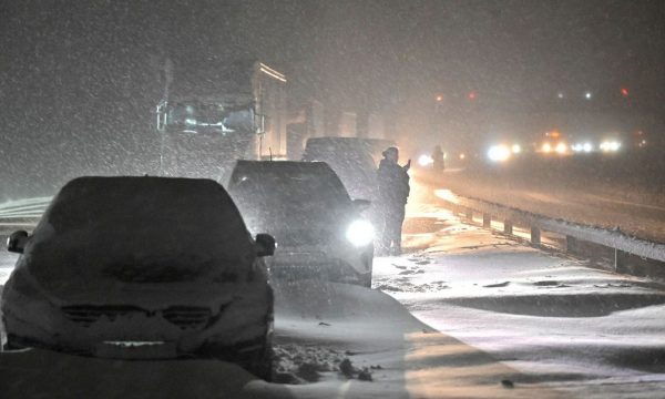 -43 gradë Celsius në Suedi, bllokohen mijëra vetura