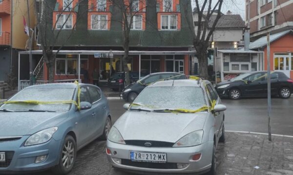 Shpërthimi ndodhi kur 3 persona po hynin në veturë, Policia me detaje për rastin në veri