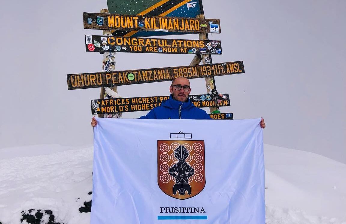 Alpinisti nga Kosova ngjitet në majën e Kilimanxharos, shpalos flamurin me logon e Prishtinës