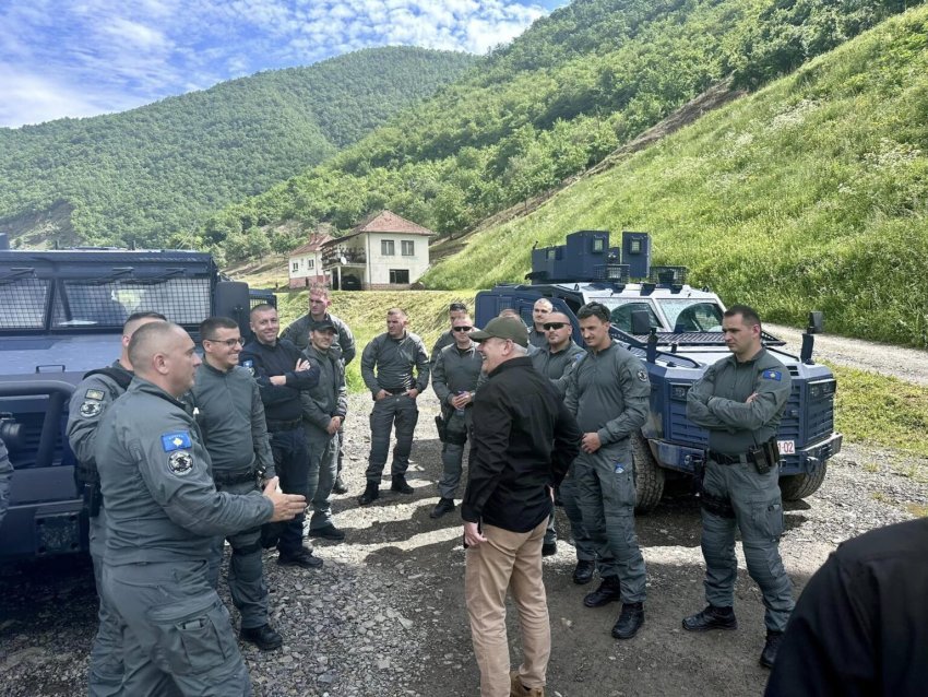 Xhelal Sveçla thotë se janë mbyllur katër komuna paralele në Kosovë