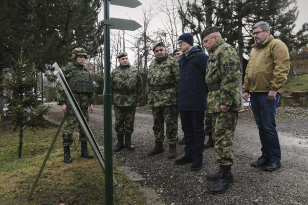 “Pranë Kosovës sonë të shenjtë”, ministri serb i Mbrojtjes provokon nga baza ushtarake në Medvegjë