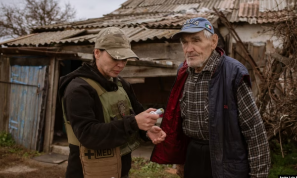 Disa vullnetarë polakë u ndihmojnë ukrainasve të përballen me luftën