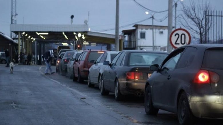 Mbi 3 orë pritje në Merdarë për të dalë nga Kosova, 2.5 km kolona e gjatë