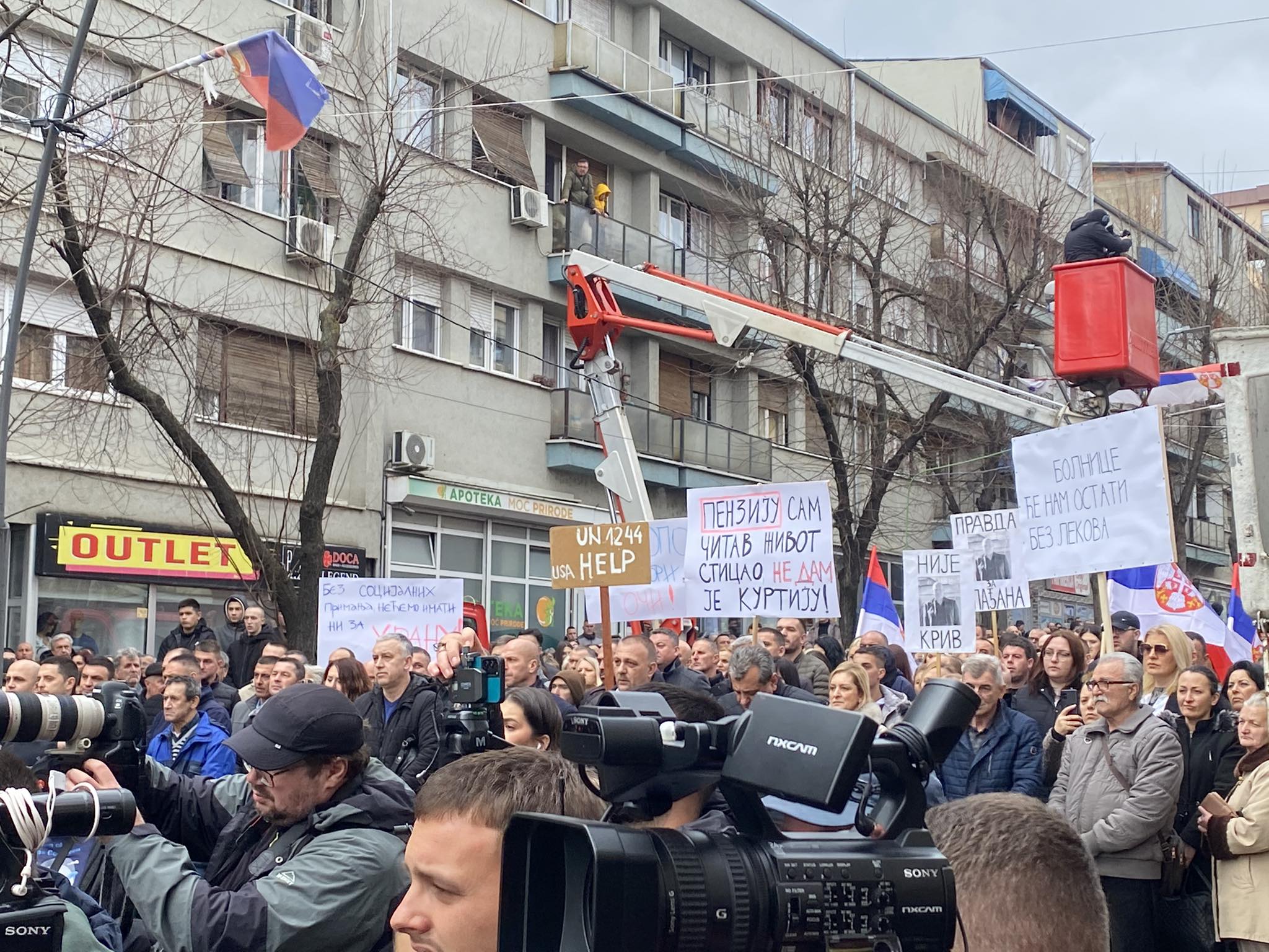 Protestuesit serb në veri: “Pensioni është krejt jeta jonë, nuk ia japim Kurtit”