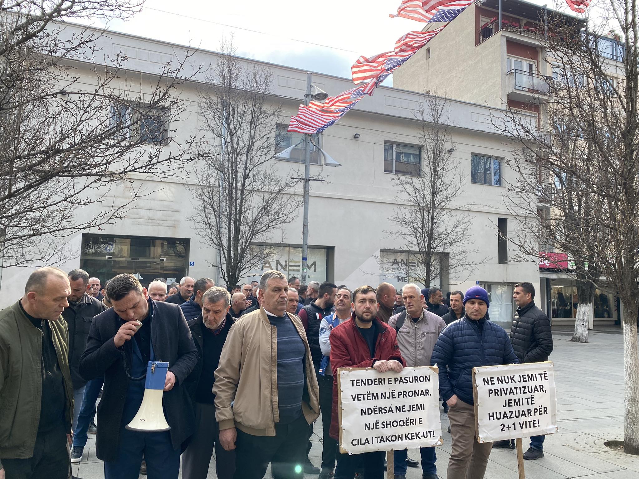 Fillojnë protestën punëtorët e sigurimit fizik të KEK-ut