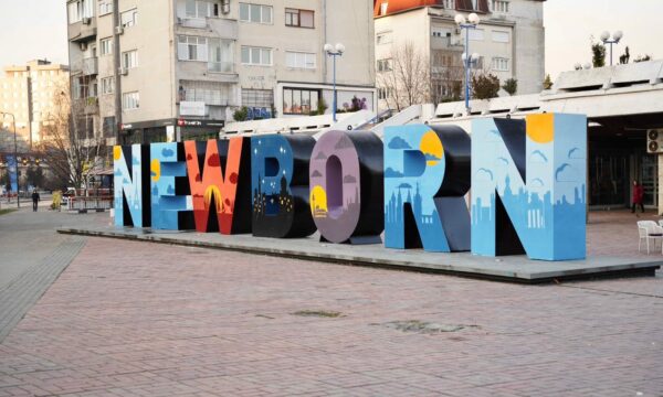 Pamja e “Newborn” për 16 vjetorin e pavarësisë, ky është mesazhi sivjet