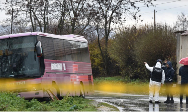 Vrasja e trefishtë në Gllogjan, dëshmitarja thotë se një person ka gjuajtur me armë drejt autobusit