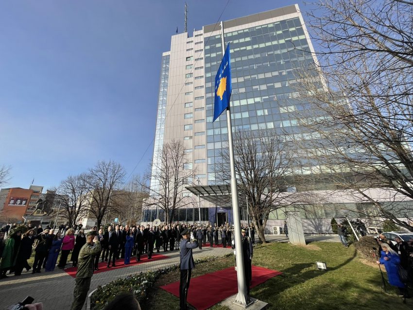 Mbahet ceremonia e ngritjes së flamurit të Republikës së Kosovës nga garda ceremoniale e FSK-së