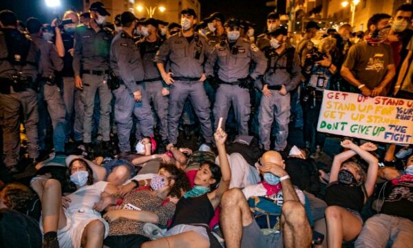 Mijëra njerëz protestojnë në Tel Aviv kundër Netanyahut