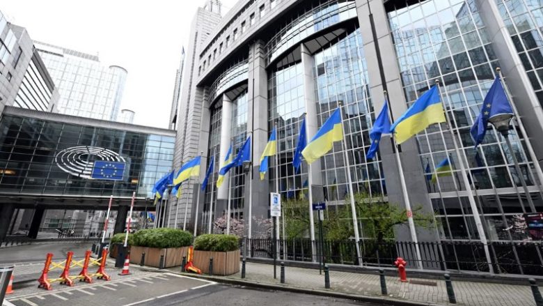 Parlamenti Evropian miraton paketën 50 miliardë euroshe për Ukrainën