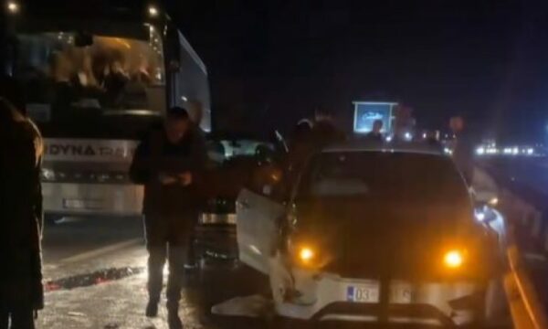 Aksident mes autobusit dhe tri veturave në Mleqan, lëndohen pesë persona