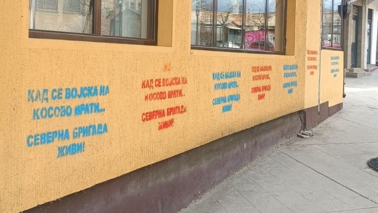 Grafitet në veri me motive të nxitjes së urrejtjes ndër etnike po hetohen nga Policia