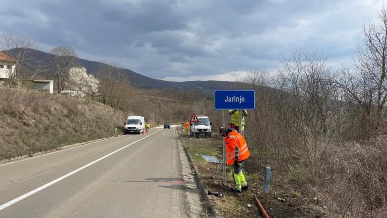 Fshihen emrat e tabelave në gjuhën shqipe në veri, një ditë pasi u vendosën