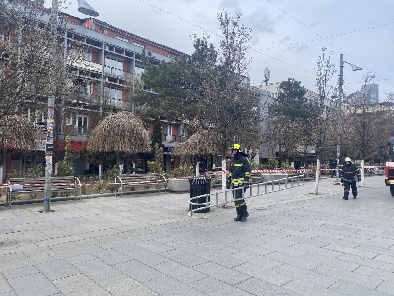 Bllokohet një pjesë e sheshit pasi kulmi rrezikon të bie