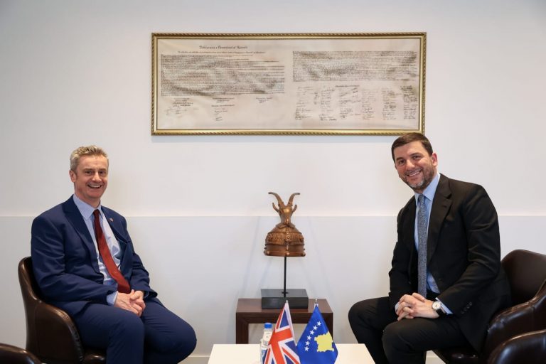 Krasniqi takohet me ambasadorin e ri të Mbretërisë së Bashkuar në Kosovë, Jonathan Hargreaves