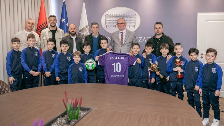 Themelohet shkolla e futbollit në Ferizaj, Aliu takon gjeneratën më të re të saj