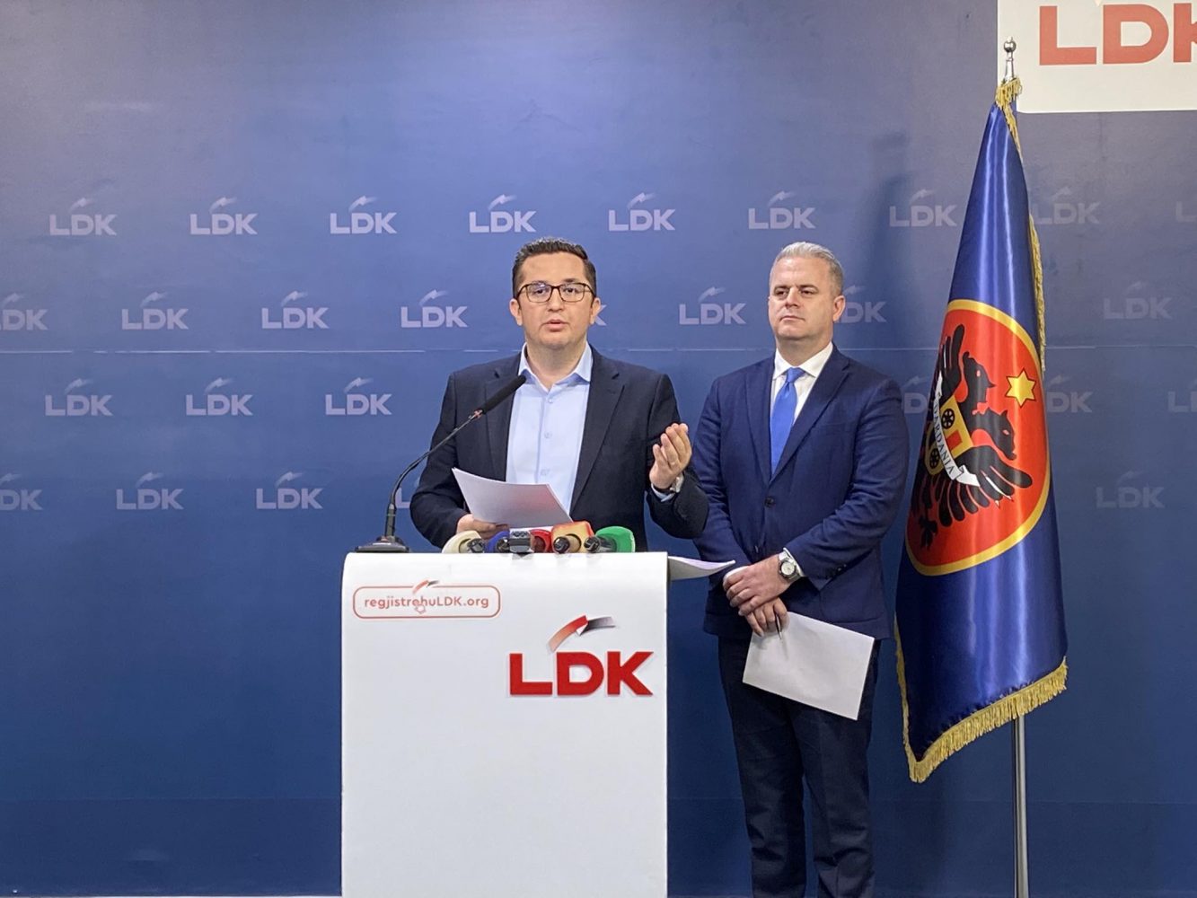 LDK-ja akuzon pushtetin se “po vjedh miliona” përmes kontratave njëburimore