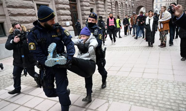 Greta Thunberg bllokon sërish parlamentin suedez, largohet edhe sot nga policia