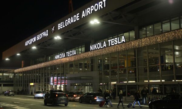 Pamje dramatike nga aeroporti i Serbisë pas alarmit për bombë (VIDEO)