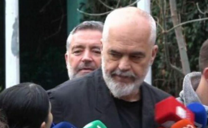 Edi Rama përplaset me gazetaren: E shtyn pasi nuk i pëlqeu pyetja