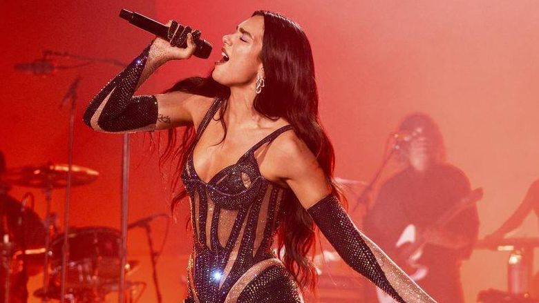 Dua Lipa paralajmëron koncertin në Londër, ku do të performojë këngë nga albumi i saj i tretë i ardhshëm