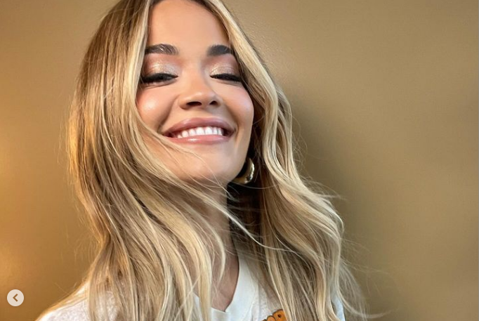 Rita Ora tregon në shqip kritikat që ia bën nëna e saj