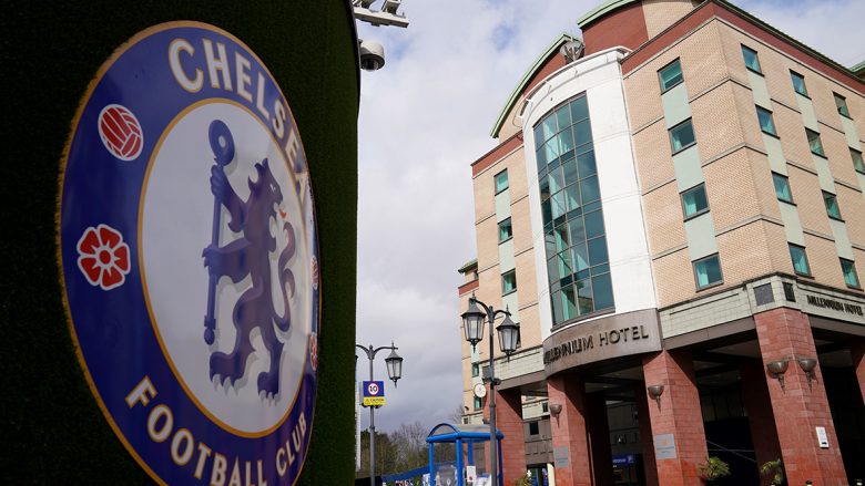 Chelsea kishte humbje marramendëse prej 290 milionë euro – po përpiqet t’i shpëtojë dënimit duke e shitur hotelin te pronarët e klubit