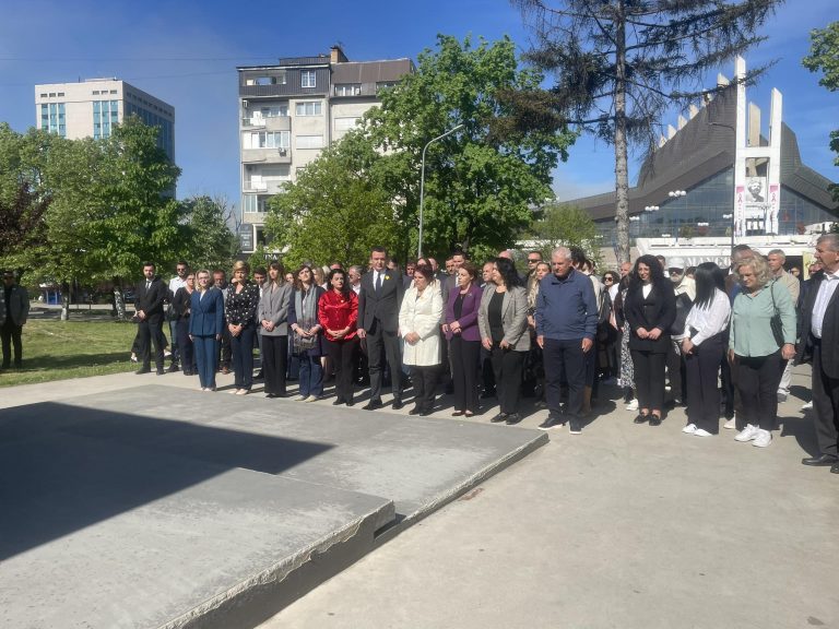 Kurti bën nderime tek memoriali ” Heroinat”, thotë se qeveria është e angazhuar për gjetjen e drejtësisë, teksa bën thirrje për luftimin e stigmatizimit