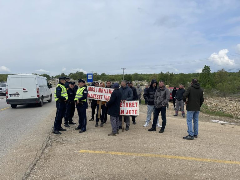 Banorët protestojnë gjatë fillimit të punimeve të rrugës Kijevë-Dollc