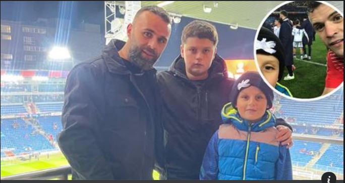 Prindit kosovar i kushton 2500 franga një selfie e djalit të tij me Granit Xhakën