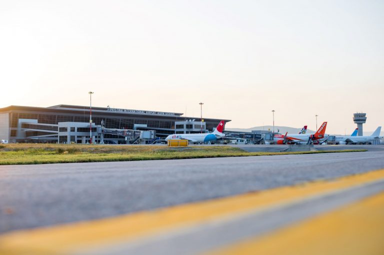 Po kërkohej nga Policia, arrestohet një person në aeroportin ”Adem Jashari”