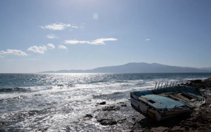 Fundoset varka me emigrantë në detin Mesdhe, raportohet për 45 të zhdukur