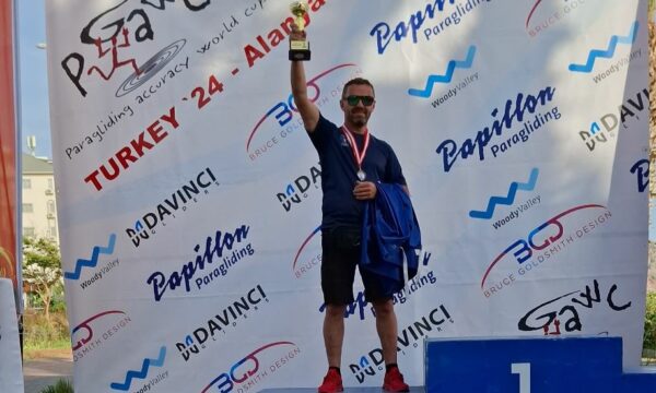 Fanol Shala thyen rekord botëror në paragllajdizëm