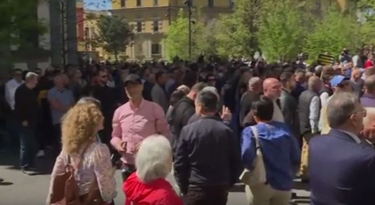 Protestuesit hedhin vezë në godinën e Bashkisë së Tiranës