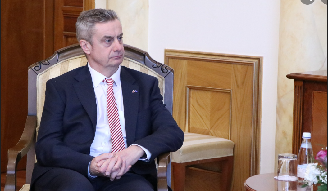 Sulmi në Banjskë, dialogu Kosovë – Serbi, bashkëpunimi ekonomik e mbështetja për FSK-në, intervistë me Ambasadorin britanik Hargreaves