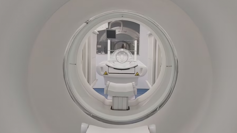 QKUK-ja siguron skanerin PET/CT, por jo edhe shërbime të menjëhershme